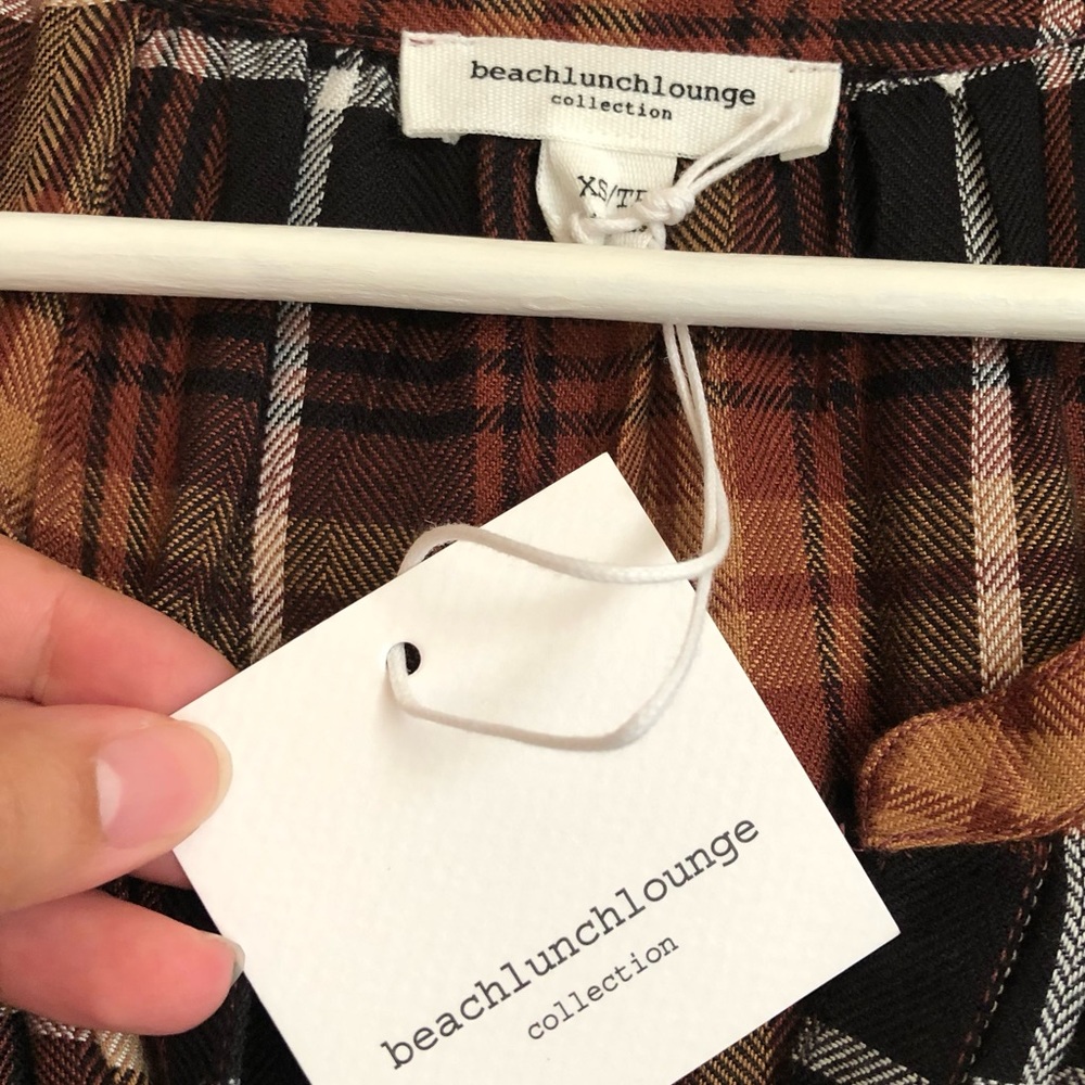 NWT beachlunchlounge Brown / Black Plaid Ruffle Cuff Top Size XS - Picture 4 of 9